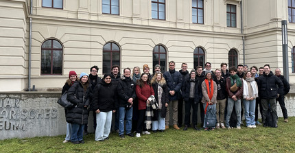 Teilnehmer der Exkursion vor dem militärhistorischen Museum in Dresden