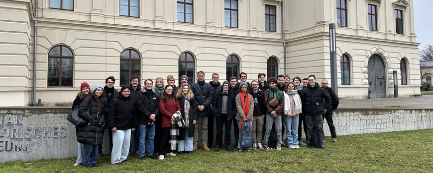 Teilnehmer der Exkursion vor dem militärhistorischen Museum in Dresden