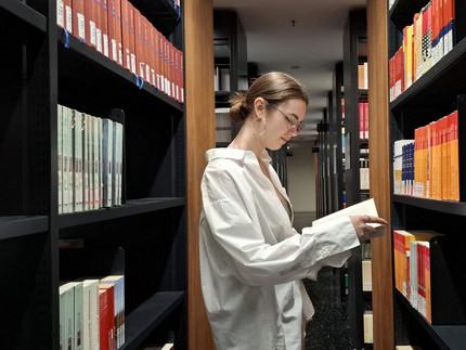 Mariia in der Bibliothek