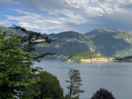 Blick von Cadenabbia über den Comer See nach Bellagio