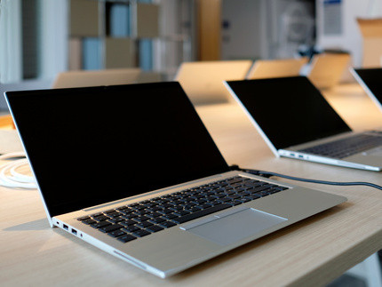 Foto von mehreren Laptops