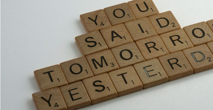 Buchstabenspielsteine zusammengelegt ergeben: "You said tomorrow yesteday"