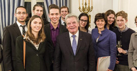 Studierende mit Bundespräsident Gauck auf dem Bellevue-Forum