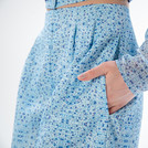 hellblaues Kleid mit dunkelblauem Muster