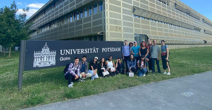 Gruppe von kolumbianischen Studierenden vor dem Physikgebäude in Golm