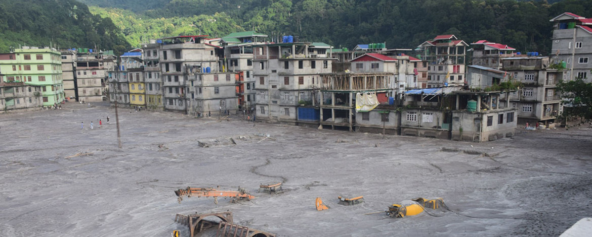 Gebäude und Autos in der Stadt Rangpo wurden unter den Sedimentmassen der Flut begraben. - 