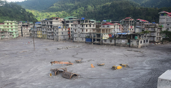 Gebäude und Autos in der Stadt Rangpo wurden unter den Sedimentmassen der Flut begraben.