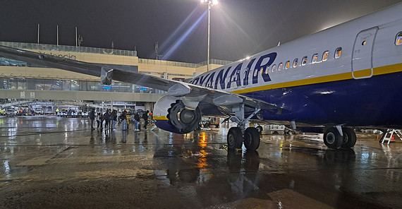 Flugzeug steht an einem Flughafen