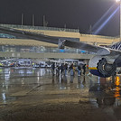 Flugzeug steht an einem Flughafen