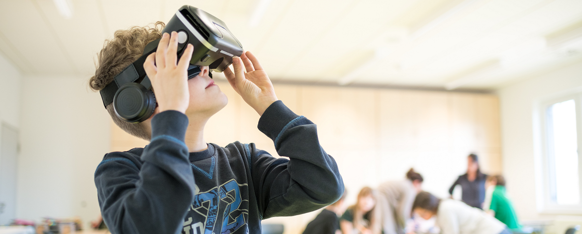 Junge mit VR-Brille - 