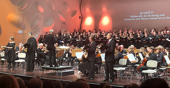 Orchester auf der Bühne des Nikolaisaals beim Jubiläumskonzert.