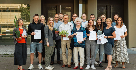 Prämierte im Wettbewerb zur Einsparung von Heizenergie an der Uni Potsdam zeigen ihre Urkunden für das Abschlussfoto