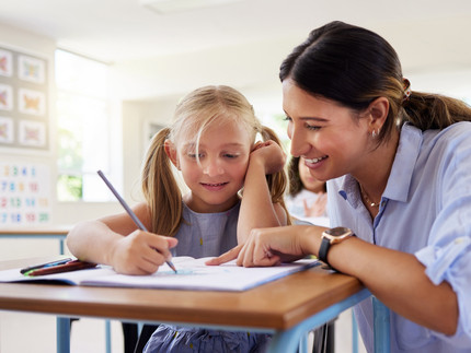 Lehrerin mit Grundschulkind