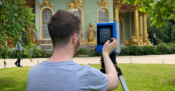 Student überprüft die Einstellungen des terrestrischen 3D-Laserscanners Zoller+Fröhlich IMAGER 5016