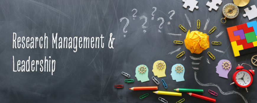 Vor einem grauen Hintergrund liegen bunte Stifte, Büroklammern, Wecker, Puzzleteile und Zettel. Außerdem ist der Schriftzug "Research Management & Leadership" mit Kreide links auf dem Bild zu sehen.
