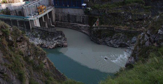 Vereinigung von zwei Flüssen mit hohem bzw. niedrigem Sedimentanteil in Indien.