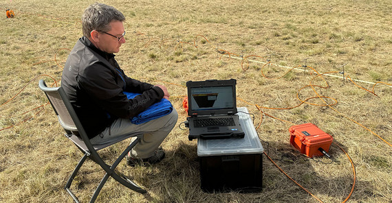 Jens Tronicke verfolgt den Fortschritt der Geoelektrik-Messung am Feldlaptop.