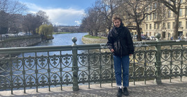 Eine Frau steht auf einer Brücke. Das Foto ist von Dr. Jana Scholz.
