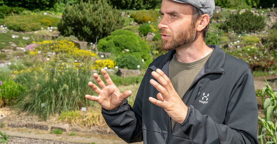 Dr. Daniel Lauterbach erklärt im Botanischen Garten.
