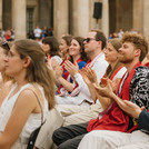 Ein Blick in die Sitzreihen zeigt applaudierende Gäste.