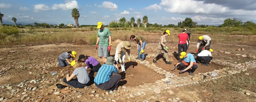 Mehrere Menschen beim archäologischen Arbeiten