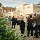Menschen stehen im Gespräch zusammen im Außenbereich.