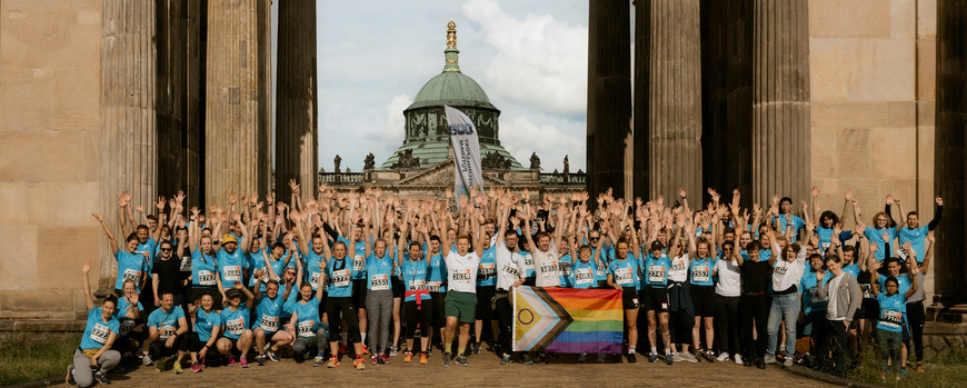 Gruppenbild vor der Kolonnade