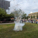 Tonne mit Wasserfontäne auf einer Wiese