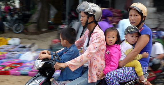 Mopeds werden in Vietnam gern genutzt, um mit der ganzen Familie durch die Stadt zu lavieren. Foto: Heinz Wüppen.