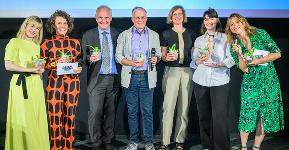 Michael Burkart (Mitte), Anja Linstädter (3.v.r.) und Alexandra Straka (2.v.r.) bei der Verleihung des Potsdamer Klimapreises 2024.