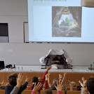 Eine Deckenburg im vorderen Bereich eines Hörsaals