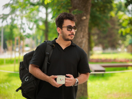 Studierender im Reisealltag