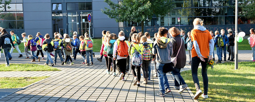 Kinder auf dem Weg zu ihrer Vorlesung bei der Kinder-Uni