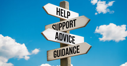 Wegweiser mit diversen Worten wie Help, Support,...