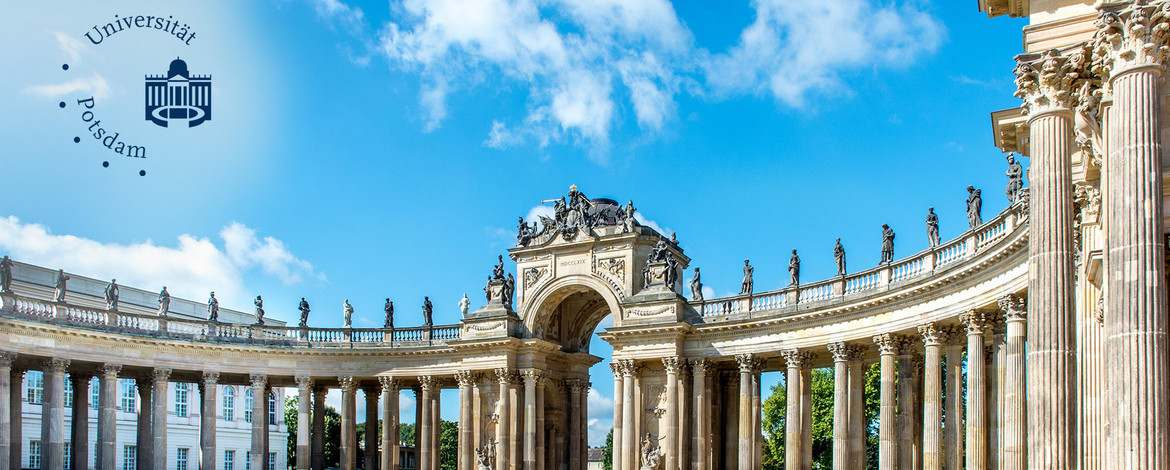 The photo shows the arch of the Communs at the new Palais. A portico stretches in a semicircle around a paved square.