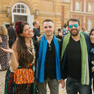 Vier Menschen posieren lächelnd für die Kamera.