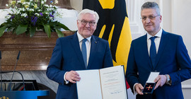 Bundespräsident verleiht Prof. Dr. Lothar Wieler das Verdienstkreuz erster Klasse.